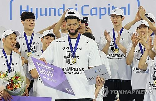 현대캐피탈 챔프전 우승을 이끌고 MVP로 뽑힌 레오(중앙). 사진[연합뉴스]