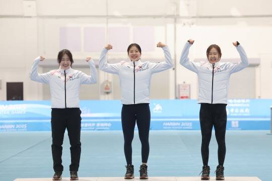 여자 팀 스프린트 금빛 포즈. 사진[연합뉴스]