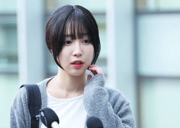 ▲2024년 11월 15일 '쯔양' 박정원씨가 자신에 대한 공갈 등 혐의로 구속기소된 '구제역'(이준희) 재판에 증인으로 출석하며 취재진 질문에 답하고 있다. ⓒ연합뉴스