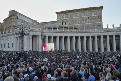 바티칸 성 베드로 대성당 발코니에 모습을 드러낸 새 교황 레오 14세를 시민들이 지켜보고 있다. May 8, 2025. [사진 = AP 연합뉴스]