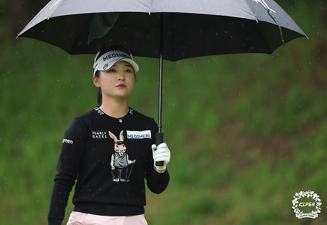 이예원이 9일 열린 KLPGA 투어 NH투자증권 레이디스 챔피언십 1라운드 16번홀에서 우산을 들고 이동하고 있다. KLPGA