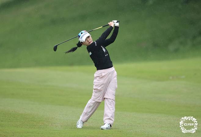 이예원이 9일 열린 KLPGA 투어 NH투자증권 레이디스 챔피언십 1라운드 17번홀 페어웨이에서 우드샷을 시도하고 있다. KLPGA