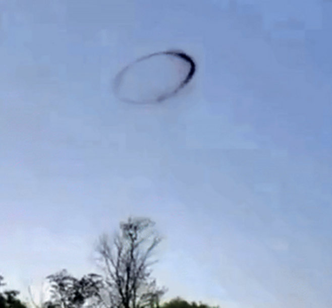 지난 5일(현지시간) 미국 캔자스주 하늘에서 포착된 검은 고리. [사진 출처 = 뉴욕포스트 캡처]