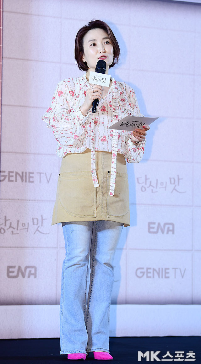 베이지색 에이프런 스커트를 허리 위에 덧댄 듯한 스타일링으로 유니크한 레이어드 룩을 연출했고, 전체적으로 톤온톤으로 정돈된 룩에 발끝의 핫핑크 스틸레토 힐을 더해 단번에 시선을 사로잡았다.사진=김영구 기자