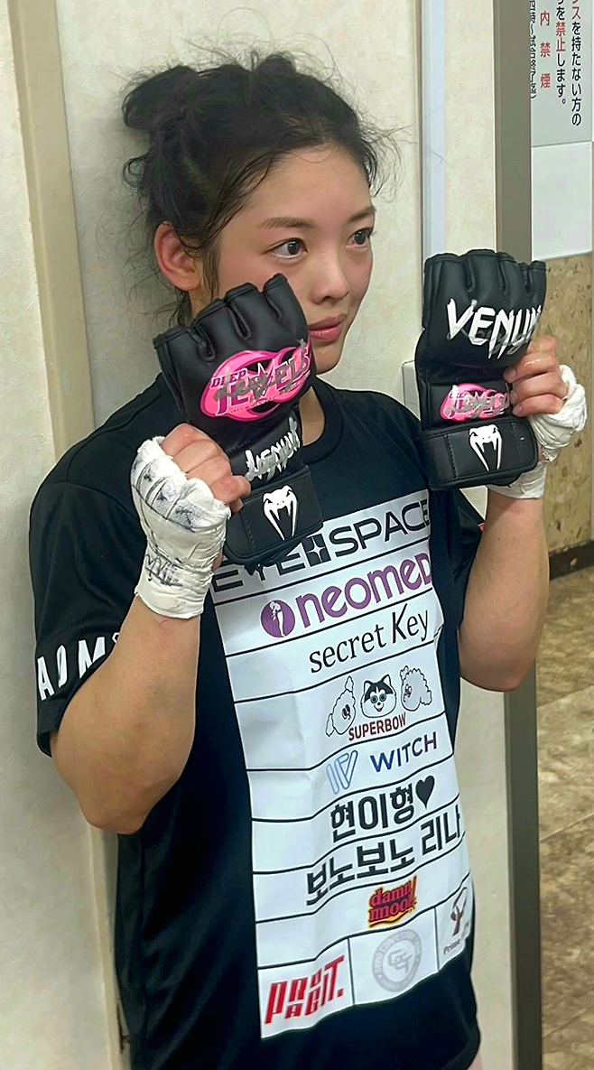 피지컬100 이예지가 2025년 5월 DEEP 125 Impact 승리 글러브를 들며 기념 촬영을 하고 있다. 사진@deep2001MMA/@yezipower