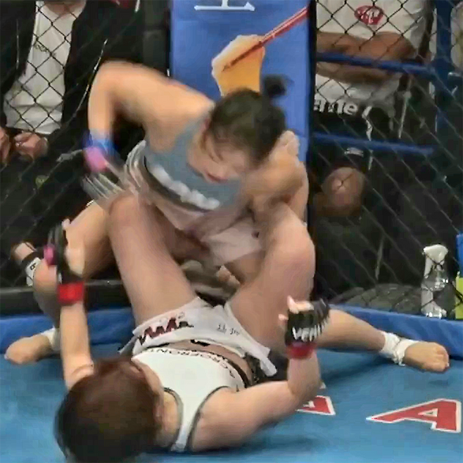 피지컬100 이예지가 2025년 5월 일본 도쿄 고라쿠엔홀 DEEP 125 Impact 여자 아톰급 시합 1라운드 ‘파이트 매트릭스’ 세계랭킹 3위 출신 오시마 사오리를 그라운드 앤드 파운드로 공격하고 있다. 사진@deep2001MMA/@yezipower