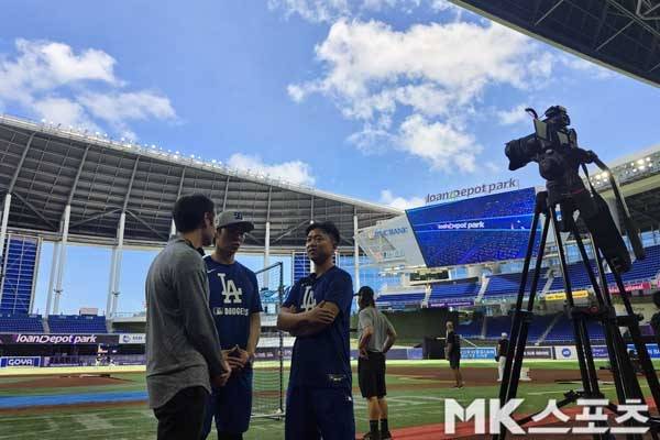 김혜성이 8일(한국시간) 경기를 앞두고 현지 언론과 인터뷰를 갖고 있다. 사진(美 마이애미)= 김재호 특파원