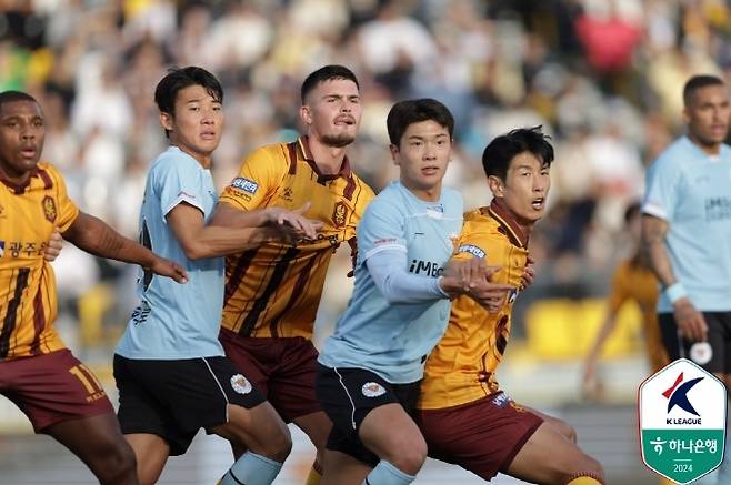 광주 FC 중앙 수비수 안영규(사진 맨 오른쪽). 사진=한국프로축구연맹