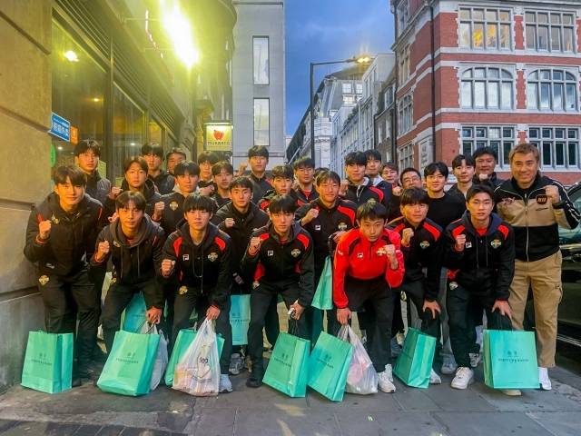 양민혁은 “오랜만에 강원FC U-18(강릉제일고) 팀 후배들과 함께 저녁 식사를 하며 즐거운 시간을 보냈다. 예전의 추억도 떠올리고, 후배들과 진심 어린 대화를 나눌 수 있어 참 뜻깊은 자리였다. 앞으로도 이 친구들이 멋진 선수로 성장하길 진심으로 응원한다”고 소감을 전했다. 사진=강원FC 제공