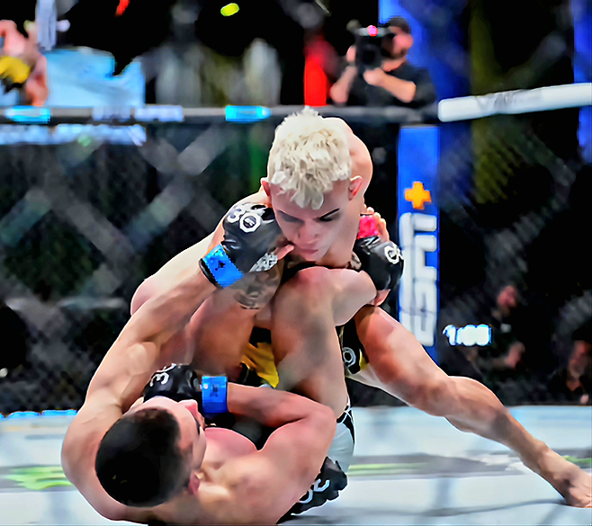 다니에우 구스타부 곤자가 산투스가 2023년 6월 미국 네바다주 엔터프라이즈 UFC on ESPN 46 밴텀급 시합에서 상위 포지션을 점유하고 있다. 사진=PXimages/Icon Sportswire=연합뉴스 제공