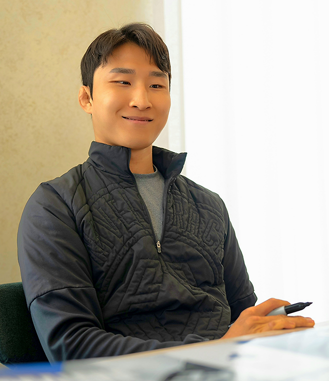 제2대 로드FC 페더급 챔피언 이정영이 2025년 5월 캐나다 퀘벡주 몬트리올 벨 센터 UFC 315 공식 포스터에 사인하며 여유로운 미소를 짓고 있다. 사진=TKO