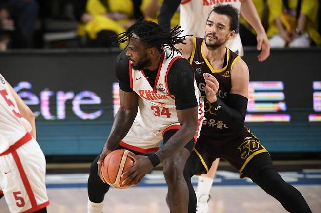 SK 워니(사진 왼쪽), LG 마레이. 사진=KBL