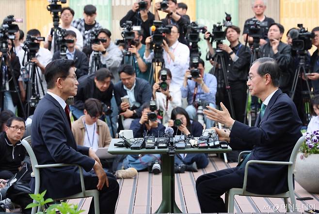 [서울=뉴시스] 권창회 기자 = 김문수 국민의힘 대선 후보와 한덕수 무소속 대선 후보가 8일 서울 여의도 국회 강변서재 야외에서 단일화 관련 회동을 하고 있다. 2025.05.08. kch0523@newsis.com /사진=권창회