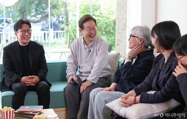 [전주=뉴시스] 조성봉 기자 = 이재명 더불어민주당 대통령 후보가 2차 골목골목 경청투어 마지막 날인 7일 오후 전북 전주시의 카페에서 '영화와 드라마, 정치가 그리는 미래의 스크린' K-콘텐츠 산업 진흥 간담회를 하고 있다. 왼쪽부터 윤제균 감독, 이 후보, 김은숙 작가, 박해영 작가, 정주리 감독.(공동취재) 2025.05.07. photo@newsis.com /사진=