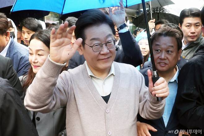 [경주=뉴시스] 조성우 기자 = 민심을 청취하는 '경청 투어'에 나선 이재명 더불어민주당 대선후보가 9일 경북 경주시 용강동 아파트단지 인근에서 주민들에게 인사하고 있다. 2025.05.09. xconfind@newsis.com /사진=조성우