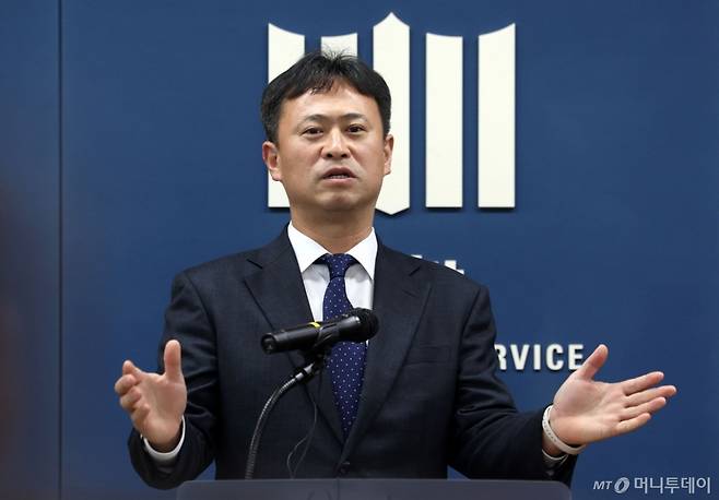 [서울=뉴시스] 홍효식 기자 = 김용식 서울중앙지검 공정거래조사부 부장검사가 9일 서울 서초구 서울고등검찰청에서 주한미군 관련 입찰담합 사건 수사결과 브리핑을 하고 있다. 2025.05.09. yesphoto@newsis.com /사진=홍효식