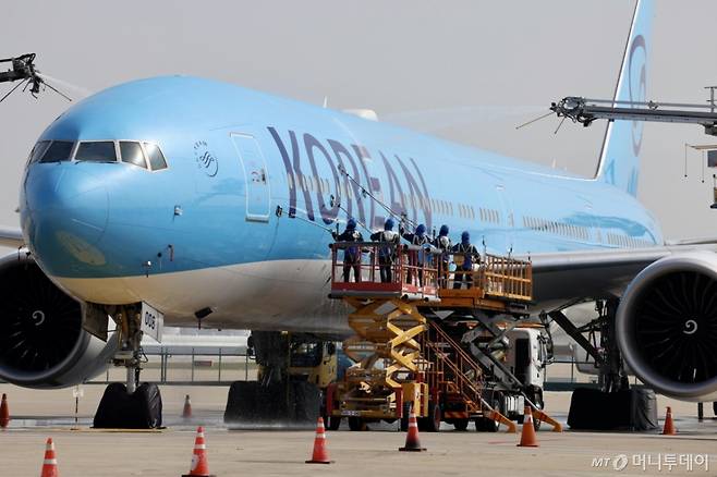 지난 4월 24일 오전 인천국제공항에 위치한 대한항공 정비 격납고에서 관계자들이 봄맞이 항공기 동체 세척을 하고 있다. /사진=뉴시스