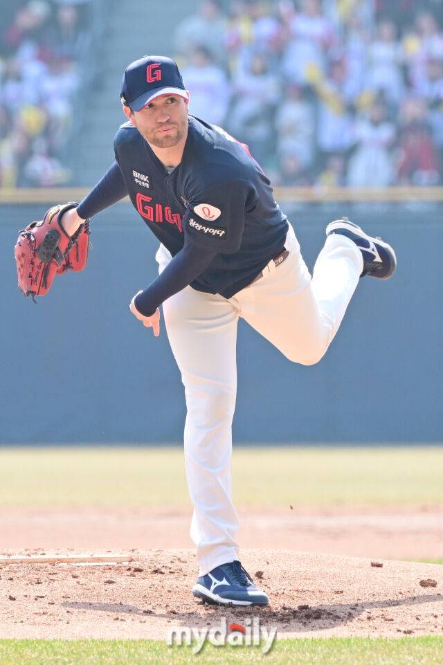 22일 서울 잠실야구장에서 열린 '2025 신한 SOL BANK KBO리그' 롯데 자이언츠와 LG 트윈스 개막전 경기. 롯데 반즈가 선발투수로 나와 힘차게 투구하고 있다./마이데일리