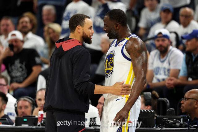 커리(왼쪽)가 9일 미네소타와 경기에서 팀 동료 그린이 테크니컬 파울을 받자 이야기를 나누고 있다. /게티이미지코리아