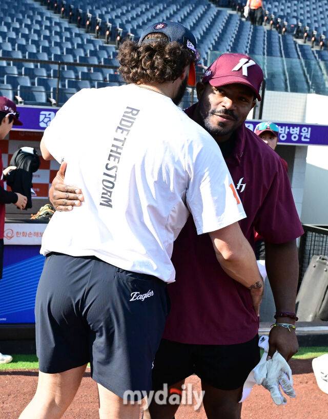 2025년 4월 11일 오후 대전 한화생명 볼파크에서 진행된 '2025 신한 SOL뱅크 KBO 리그' 키움 히어로즈와 한화 이글스의 경기.키움 푸이그와 한화 폰세가 반갑게 인사하고 있다./마이데일리