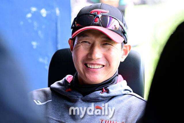 2025년 5월 4일 오후 서울 잠실구장에 진행된 '2025 신한 SOL뱅크 KBO 리그' SSG-LG의 경기. LG 염경엽 감독이 경기 전 취재진과 이야기를 나누고 있다./마이데일리