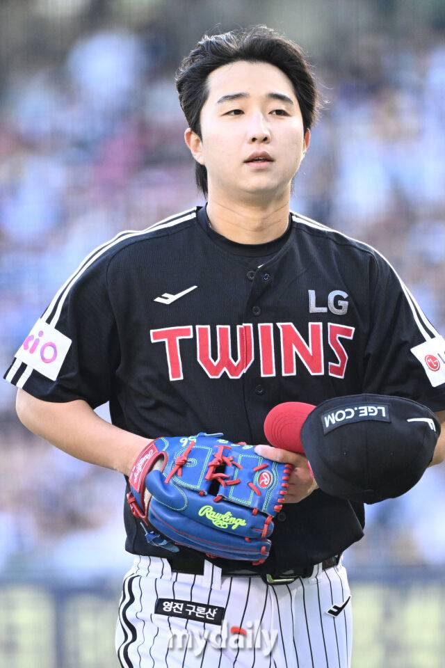 2025년 5월 7일 서울 잠실야구장에서 열린 '2025 신한 SOL BANK KBO리그' LG 트윈스와 두산 베어스 경기. LG 최채흥이 선발투수로 나와 수비를 마치고 더그 아웃으로 들어서고 있다.