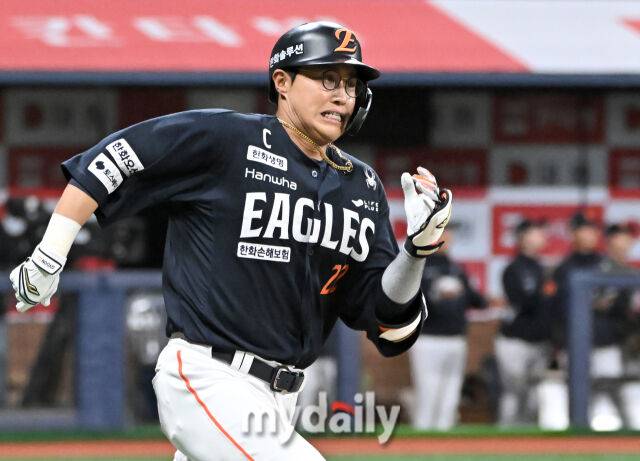 9일 오후 서울 고척동 고척스카이돔에서 진행된 '2025 프로야구 KBO리그' 키움히어로즈와 한화 이글스의 경기.한화 채은성이 9회초 2사 1루서 적시타를 친 뒤 전력질주 하고 있다./고척=송일섭 기자