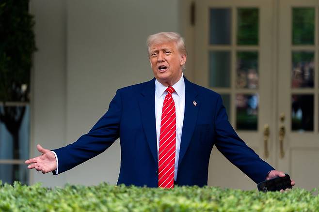 도널드 트럼프 대통령이 8일(현지시간) 워싱턴 백악관 웨스트 윙 앞에서 기자들과 대화하고 있다. [AP]