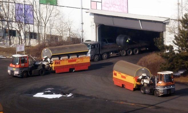 반도체 수출이 증가 전환하면서 경상수지 흑자가 23개월 연속 이어졌지만, 관세 불확실성으로 인해 앞으로도 이러한 흐름이 이어질지는 미지수인 것으로 분석됐다. 사진은 경기도 평택항에 철강 제품을 실은 차들이 이동하고 있는 모습 [헤럴드DB]