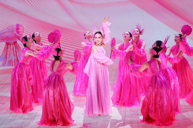 국립정동극장에서 열린 개관 30주년 기념 전통연희극 ‘단심’(單沈) 프레스콜에서 정식 무용수로 데뷔한 배우 채시라가 주요 장면을 시연하고 있다.  [연합]