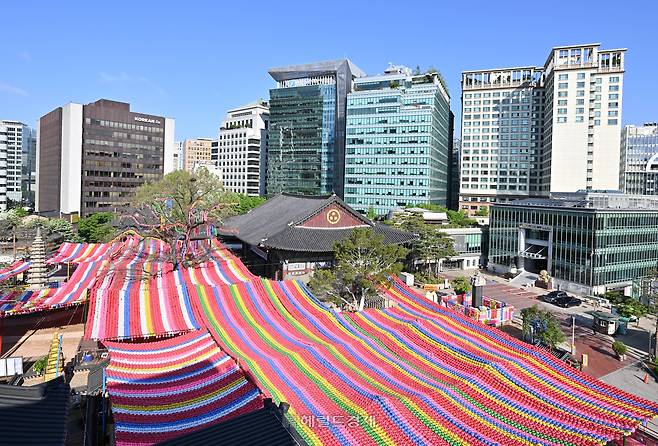 서울 종로구 조계사에 화려한 연등이 설치된 모습. [임세준 기자]