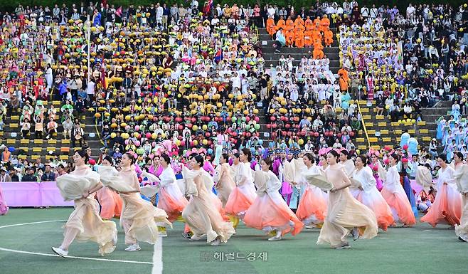 지난달 26일 서울 동국대학교 대운동장에서 열린 어울림마당 행사 모습. [이상섭 기자]