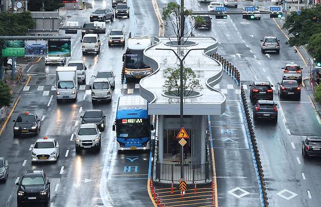 제주도가 국내 최초로 ‘섬식정류장’을 도입한 ‘제주형 간선급행버스체계(BRT) 고급화 사업’의 서광로 구간이 9일 개통됐다. 사진은 이날 오전 광양사거리 인근 섬식정류장의 모습. [연합]