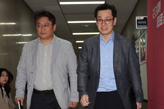 한덕수 무소속 대선 예비후보 측의 손영택 전 국무총리 비서실장(오른쪽)이 9일 서울 여의도 국회에서 재개된 국민의힘 김문수 대선 후보와 무소속 한덕수 대선 예비 후보 간의 단일화 협상에 참석하고 있다. [연합]