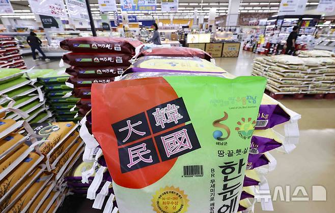 [서울=뉴시스] 김근수 기자 = 일본 쌀 가격이 폭등하면서 35년만에 한국쌀을 수입하는 가운데 22일 서울 서초구 농협 하나로마트 양재점에 쌀이 진열돼 있다.일본 총무성이 지난 18일 발표한 '3월 소비자물가'에 따르면 일본 전국 쌀값의 평균은 5kg이 4214엔(약 4만 2000원)으로, 전년 동월 대비 92.1%나 올랐다. 1971년 1월 이후 54년 만에 가장 큰 폭의 상승률이다. 일본의 농협 온라인 쇼핑몰과 도쿄 신오쿠보의 한국슈퍼마켓에서 팔린 이 쌀들은 전남 해남군 옥천농협에서 생산한 땅끝햇살 브랜드로 모두 완판됐다. 2025.04.22. ks@newsis.com