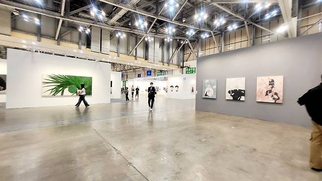 [사진=박현주미술전문기자] 아트부산 2025 전시전경. 올해는 유난힌 넓고 쾌적한 동선이 돋보인다. 2025.05.08. hyun@newsis.com *재판매 및 DB 금지