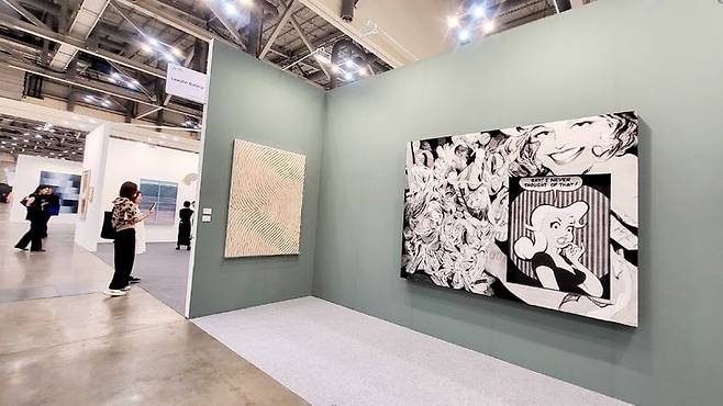 [사진=박현주 미술전문기자] 애나박 작품을 전면에 내세운 리안갤러리 부스. *재판매 및 DB 금지