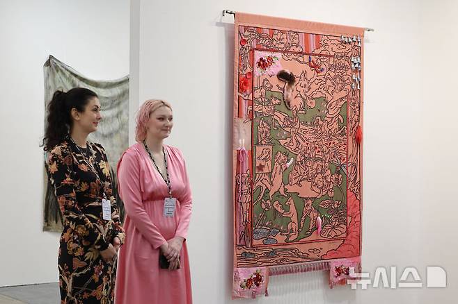 [부산=뉴시스] 박진희 기자 = 러시아 미스(MYTH) 갤러리 올라 프로파틸로(오른쪽) 대표가 8일 부산 해운대구 벡스코 전시장에서 열린 '아트부산 2025' VIP 프리뷰에 참여하고 있다. 이날 VIP 프리뷰를 시작으로 11일까지 열리는 아트부산은 국내 갤러리를 비롯해 17개국 109개 갤러리가 참여한다. 2025.05.08. pak7130@newsis.com