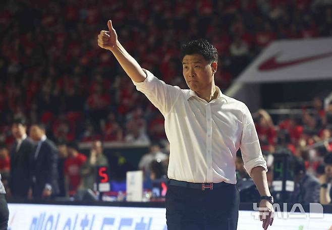 [서울=뉴시스] 김근수 기자 = 7일 잠실학생체육관에서 열린 2024-2025 KBL 챔피언결정전 2차전 창원 LG 대 서울 SK 경기, LG 조상현 감독이 LG 공격이 성공하자 기뻐하고 있다.  2025.05.07. ks@newsis.com