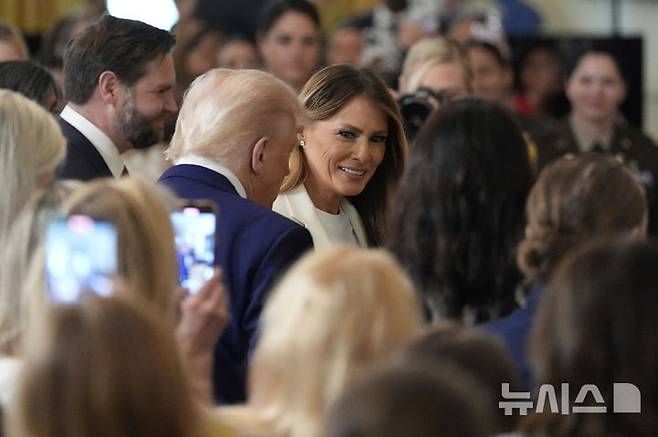 [워싱턴=AP/뉴시스] 도널드 트럼프 미국 대통령과 부인 멜라니아 트럼프 여사가 8일(현지 시간) 백악관에서 군인 어머니를 위한 행사에 참석하고 있다. 2025.05.09.
