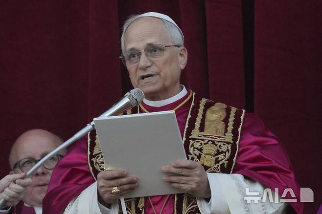 [바티칸=AP/뉴시스] 8일(현지 시간) 제267대 교황으로 선출된 미국의 로버트 프랜시스 프레보스트(69) 추기경이 선출 직후 바티칸 성베드로 대성당 중앙 '강복의 발코니'에서 연설하고 있다. 새 교황의 즉위명은 '레오 14세'로  '레오'는 라틴어로 '사자'를 뜻한다. 2025.05.09.