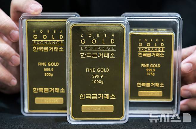 [서울=뉴시스] 월스트리트저널은 8일(현지 시간) 스테이트 스트리트 글로벌 자산운용의 SPDR 금 전략 팀을 인용해 "금 거래가 온스당 3000~3100달러 정도의 새로운 하한선을 찾았을 가능성이 있다"고 보도했다. 사진은 서울 종로구 한국금거래소 종로본점에 골드바가 놓여있는 모습. 2025.05.09.