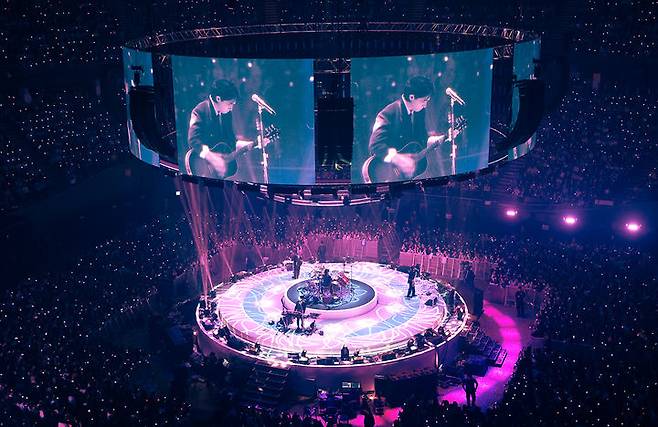 [서울=뉴시스] 밴드 '데이식스(DAY6)'가 14일 오후 서울 잠실실내체육관에서  단독 콘서트 '웰컴 투 더 쇼(Welcome to the Show)'를 펼치고 있다. 최근 발매한 미니 8집 '포에버' 타이틀곡 '웰 컴 투 더 쇼'로 시작한 이날 공연은 360도 무대를 중심으로, 좌석 규모를 최대화해 관객 수용력을 높였다. 보통 해당 공연장에서 콘서트를 여는 경우 5000~6000명이 모이는데 이날 1만1000명 이상이 운집할 수 있었던 이유다. 지난 12일부터 총 3회 공연이 열려 3일간 총 3만4000명이 몰렸다. 자체 최대 규모의 공연으로 대세 데이식스의 인기를 확인했다. (사진 = JYP엔터테인먼트 제공) 2024.04.14. photo@newsis.com *재판매 및 DB 금지