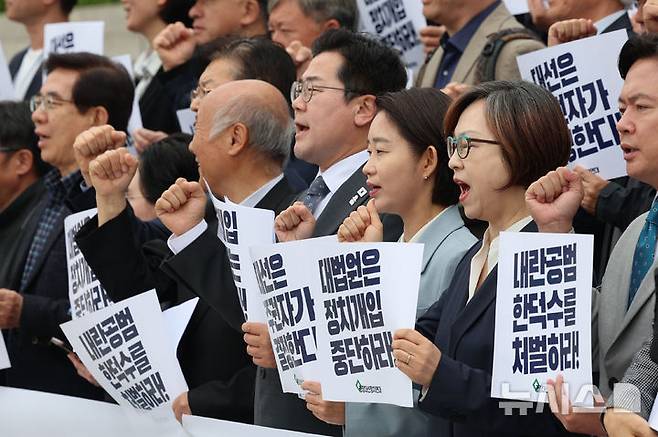 [서울=뉴시스] 권창회 기자 = 박찬대 더불어민주당 당대표 직무대행 겸 원내대표, 김재연 진보당 대선 후보를 비롯한 광장대선연합정치시민연대 참석자들이 5일 서울 여의도 국회에서 조희대 대법원장 사퇴 촉구 비상시국선언에서 구호를 외치고 있다. 2025.05.05. kch0523@newsis.com