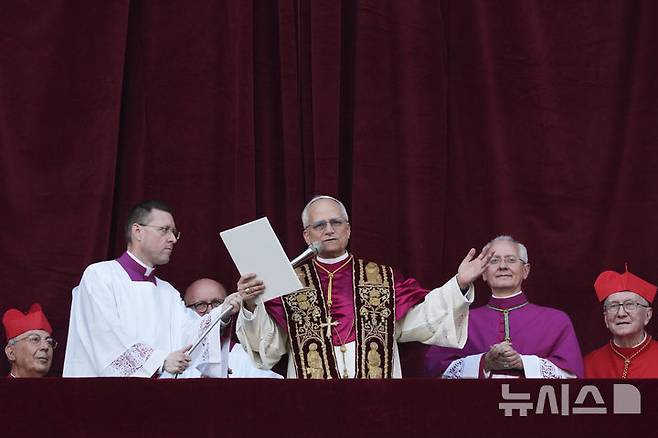[바티칸=AP/뉴시스] 8일(현지 시간) 제267대 교황으로 선출된 미국의 로버트 프랜시스 프레보스트(69) 추기경이 선출 직후 바티칸 성베드로 대성당 중앙 '강복의 발코니'에서 연설하고 있다. 새 교황의 즉위명은 '레오 14세'로  '레오'는 라틴어로 '사자'를 뜻한다. 2025.05.09.