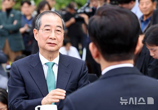 [서울=뉴시스] 권창회 기자 = 김문수 국민의힘 대선 후보와 한덕수 무소속 대선 후보가 지난 8일 서울 여의도 국회 강변서재 야외에서 단일화 관련 회동을 하고 있다. 2025.05.08. kch0523@newsis.com