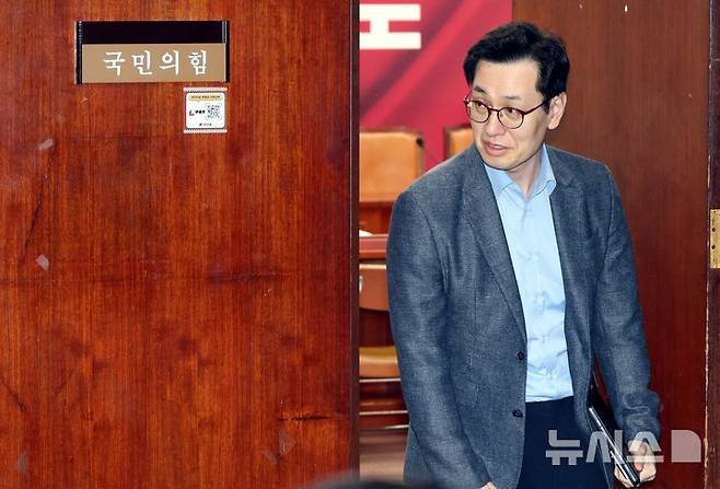 [서울=뉴시스] 조성봉 기자 = 한덕수 무소속 대선후보 측 손영택 전 국무총리 비서실장이 9일 오후 서울 여의도 국회에서  '김문수-한덕수 대선후보 측 단일화 협상'을 마치고 밖으로 나서고 있다. 2025.05.09. suncho21@newsis.com