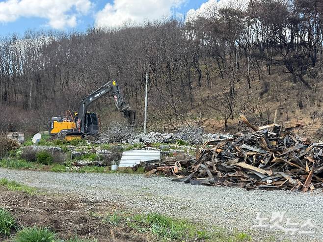 도로리 마을회관 인근, 산불로 전소된 주택 철거 작업이 진행 중이다. 김조휘 기자