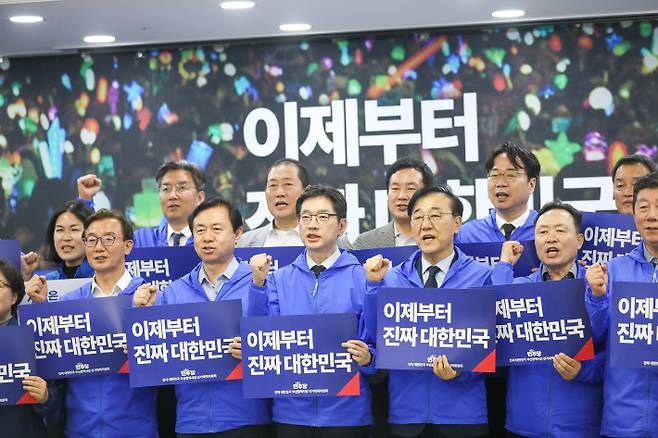 8일 부산 좌천동 더불어민주당 부산시당사에서 열린 제22대 대통령 선거 부산선거대책위원회 출범식에서 김영춘 총괄선거대책위원장(앞줄 왼쪽 두 번째)을 비롯한 선대위 지도부와 참석자들이 기념촬영을 하고 있다. 더불어민주당 부산시당 제공