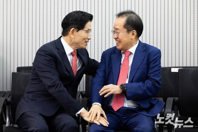 국민의힘 김문수 대선 후보(왼쪽)와 홍준표 전 대구시장이 대화하는 모습. 윤창원 기자